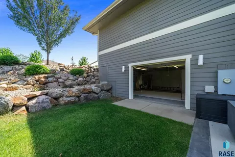 Exterior - 2308 S Durango Dr, Sioux Falls, SD 57110 photo 10 of 21