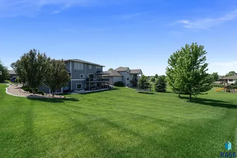 Exterior - 2308 S Durango Dr, Sioux Falls, SD 57110 photo 16 of 21