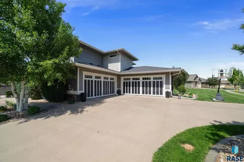 Exterior - 2308 S Durango Dr, Sioux Falls, SD 57110 photo 19 of 21