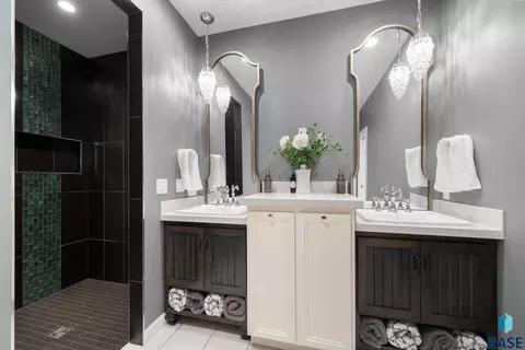 Bath - 2308 S Durango Dr, Sioux Falls, SD 57110 photo 5 of 9