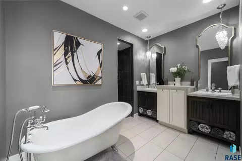 Bath - 2308 S Durango Dr, Sioux Falls, SD 57110 photo 7 of 9