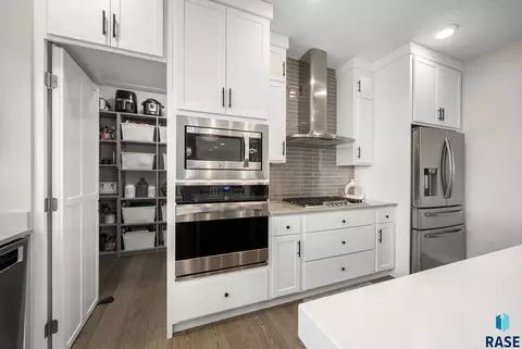 Kitchen - 2308 S Durango Dr, Sioux Falls, SD 57110 photo 9 of 10