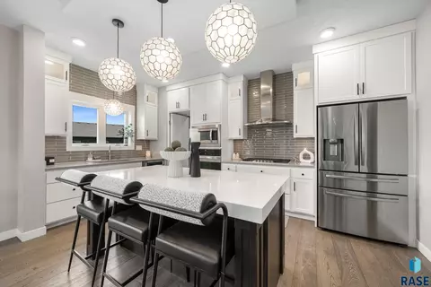 Kitchen - 2308 S Durango Dr, Sioux Falls, SD 57110 photo 4 of 10
