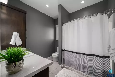 Bath - 2308 S Durango Dr, Sioux Falls, SD 57110 photo 4 of 9