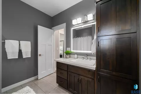 Bath - 2308 S Durango Dr, Sioux Falls, SD 57110 photo 3 of 9