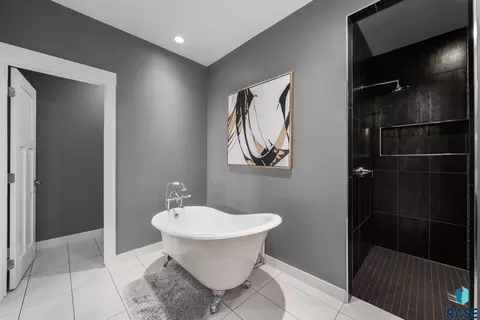Bath - 2308 S Durango Dr, Sioux Falls, SD 57110 photo 6 of 9