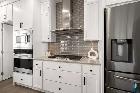 Kitchen - 2308 S Durango Dr, Sioux Falls, SD 57110 photo 8 of 10