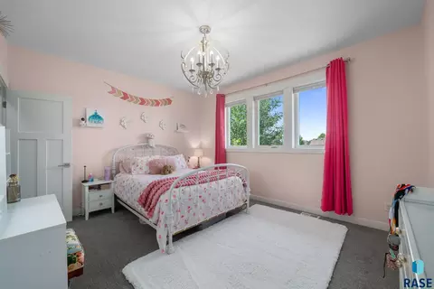 Bedroom - 2308 S Durango Dr, Sioux Falls, SD 57110 photo 7 of 9