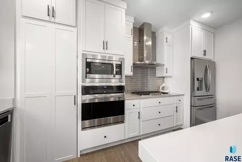 Kitchen - 2308 S Durango Dr, Sioux Falls, SD 57110 photo 10 of 10