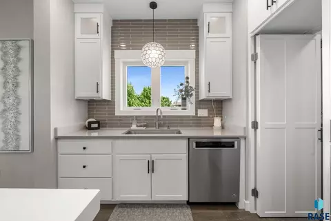 Kitchen - 2308 S Durango Dr, Sioux Falls, SD 57110 photo 7 of 10