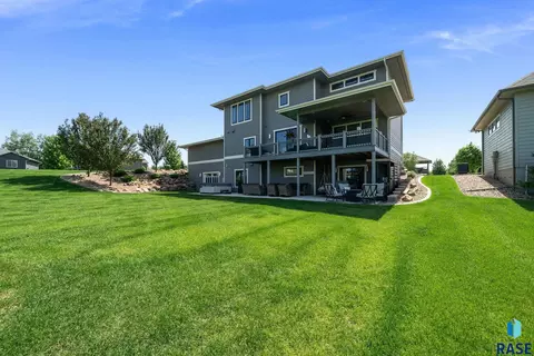 Exterior - 2308 S Durango Dr, Sioux Falls, SD 57110 photo 14 of 21