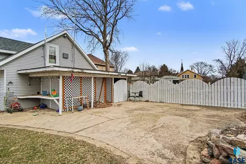 Exterior - 321 NW 4th St, Madison, SD 57042 photo 3 of 4