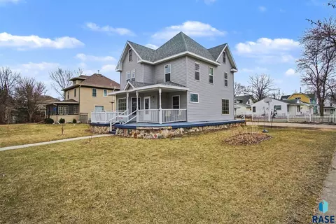 321 NW 4th St, Madison, SD 57042