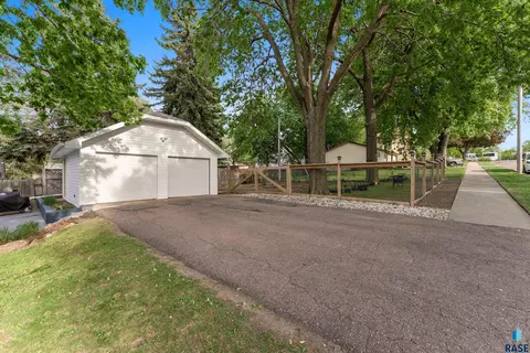 Exterior - 601 E 18th St, Sioux Falls, SD 57105 photo 8 of 13