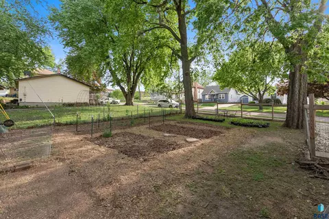 Exterior - 601 E 18th St, Sioux Falls, SD 57105 photo 6 of 13