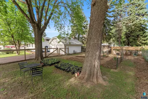 Exterior - 601 E 18th St, Sioux Falls, SD 57105 photo 4 of 13