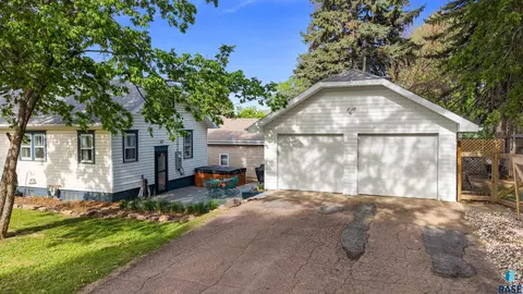 Exterior - 601 E 18th St, Sioux Falls, SD 57105 photo 2 of 13
