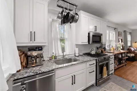 Kitchen - 601 E 18th St, Sioux Falls, SD 57105 photo 2 of 5