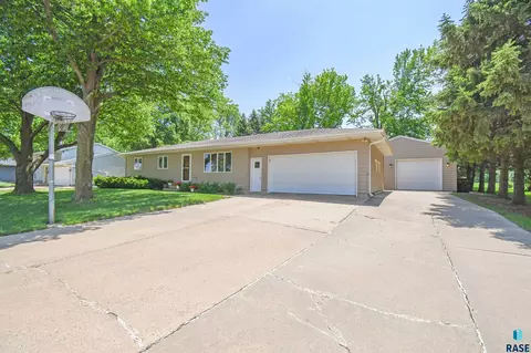 8317 W 42nd St, Sioux Falls, SD 57106