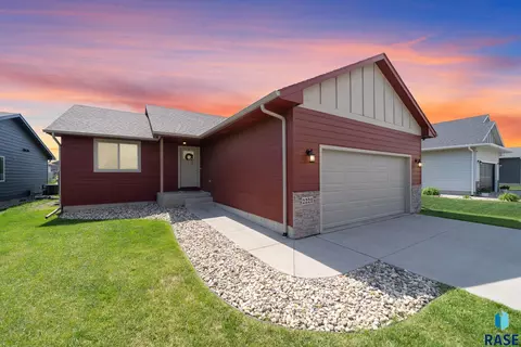 2221 S Creekview Ave, Sioux Falls, SD 57106