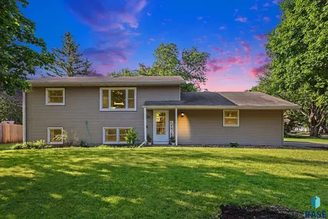 3936 S Morrow Dr, Sioux Falls, SD 57106