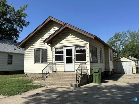 533 S Poplar St, Freeman, SD 57029