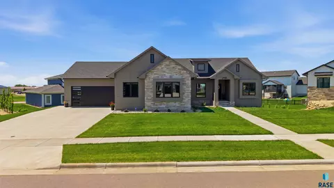 2705 N Pickerel Cir, Tea, SD 57064