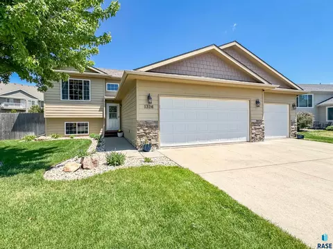1324 W Meadowbrook Trl, Brandon, SD 57005