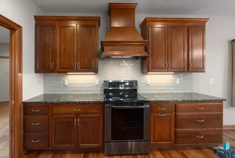 Kitchen - 48290 Arrowhead Pl, Canton, SD 57013 photo 4 of 5