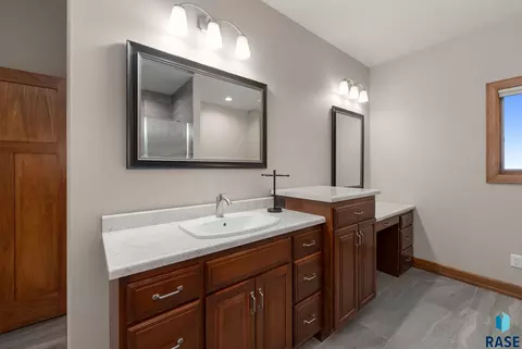 Bath - 48290 Arrowhead Pl, Canton, SD 57013 photo 2 of 9