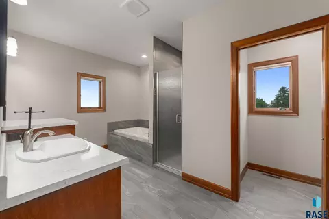 Bath - 48290 Arrowhead Pl, Canton, SD 57013 photo 3 of 9