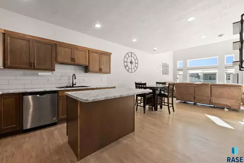 5515 S Huntwood Ave, Sioux Falls, SD 57108