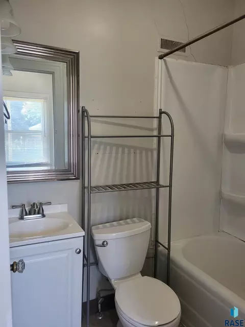 Bath - 1300 E 6th St, Sioux Falls, SD 57106 photo 2 of 3