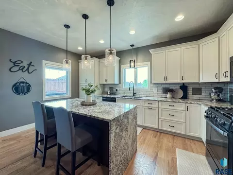 Kitchen - 6913 E 37th St, Sioux Falls, SD 57110 photo 6 of 8