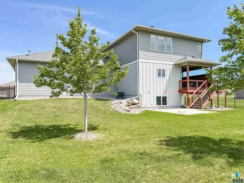 Exterior - 6913 E 37th St, Sioux Falls, SD 57110 photo 8 of 10