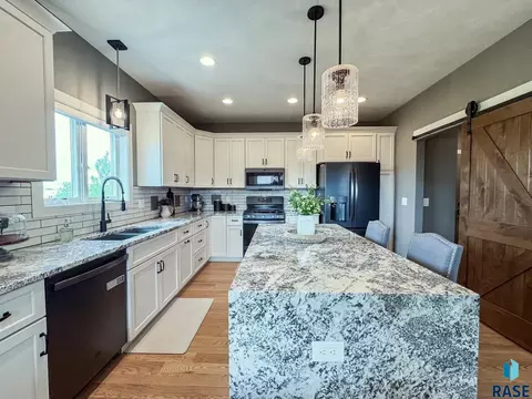 Kitchen - 6913 E 37th St, Sioux Falls, SD 57110 photo 2 of 8