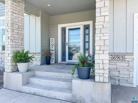 Exterior - 6913 E 37th St, Sioux Falls, SD 57110 photo 2 of 10