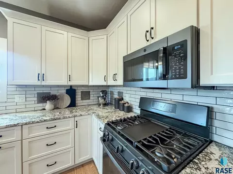 Kitchen - 6913 E 37th St, Sioux Falls, SD 57110 photo 5 of 8