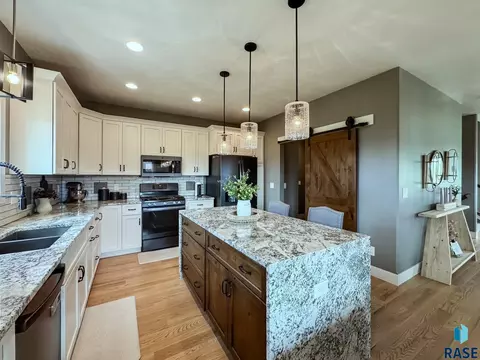 Kitchen - 6913 E 37th St, Sioux Falls, SD 57110 photo 7 of 8