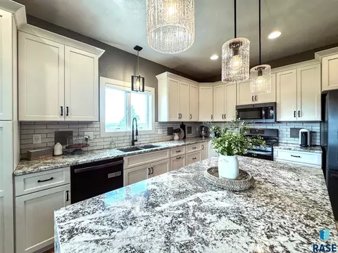 Kitchen - 6913 E 37th St, Sioux Falls, SD 57110 photo 3 of 8