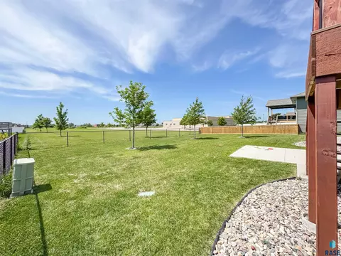 Exterior - 6913 E 37th St, Sioux Falls, SD 57110 photo 5 of 10