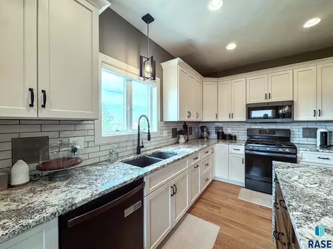 Kitchen - 6913 E 37th St, Sioux Falls, SD 57110 photo 4 of 8
