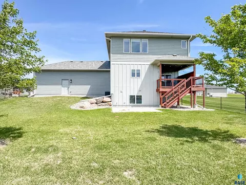 Exterior - 6913 E 37th St, Sioux Falls, SD 57110 photo 7 of 10