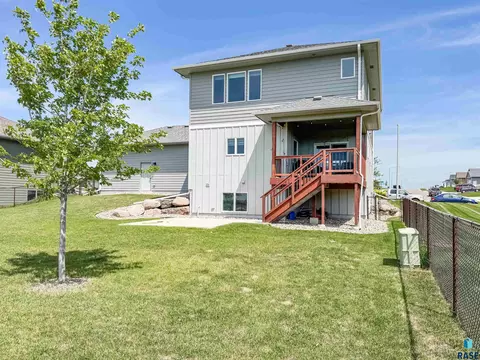 Exterior - 6913 E 37th St, Sioux Falls, SD 57110 photo 6 of 10