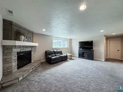 Living - 6913 E 37th St, Sioux Falls, SD 57110 photo 5 of 6