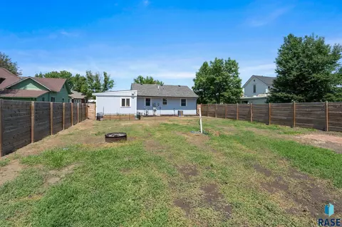Exterior - 276 E 3rd St, Parker, SD 57053 photo 2 of 5