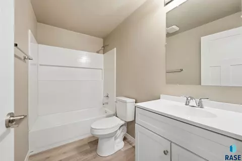Bath - W Viola Ct, Sioux Falls, SD 57106 photo 4 of 4