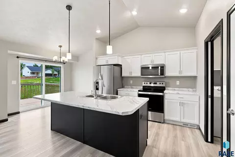 Kitchen - W Viola Ct, Sioux Falls, SD 57106 photo 4 of 5