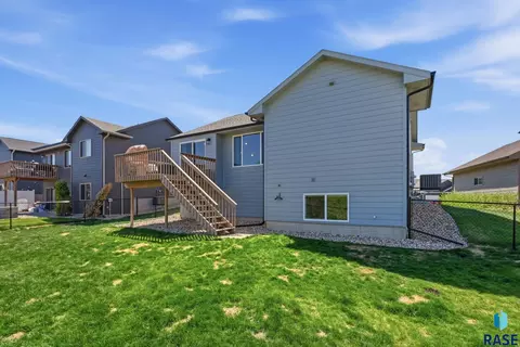 Exterior - W Viola Ct, Sioux Falls, SD 57106 photo 3 of 4