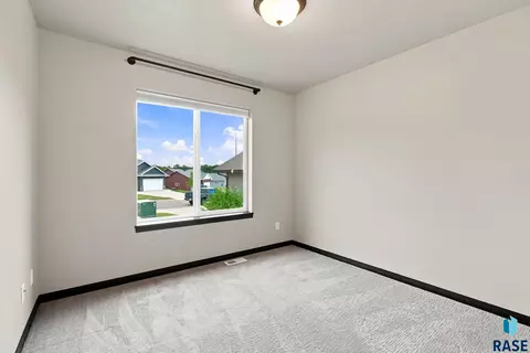 Bedroom - W Viola Ct, Sioux Falls, SD 57106 photo 4 of 10